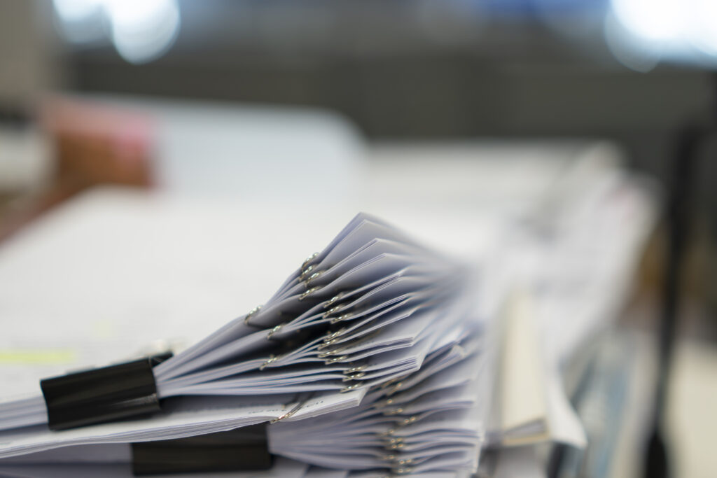 Un dossier représentant des relevés de carrière pour la retraite