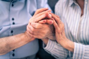 Epoux qui se tiennent les mains