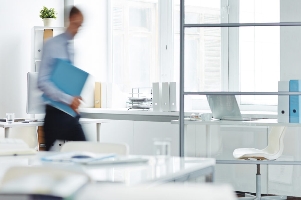 Homme qui traverse son bureau pour réaliser une expertise retraite