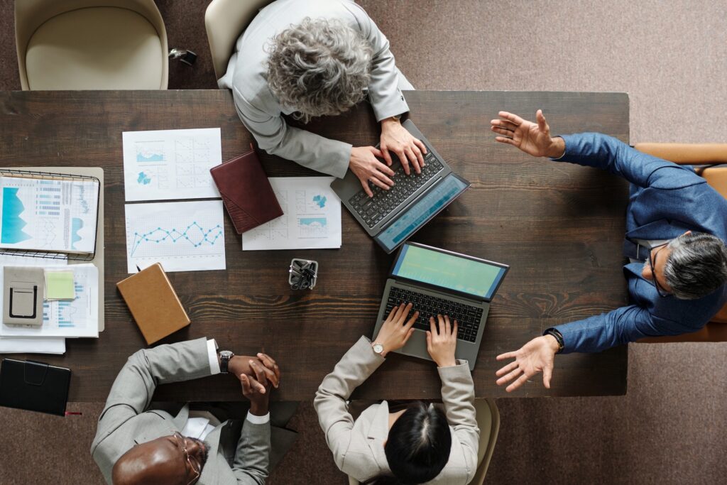 Réunion d'affaires entre un dirigeant et ses conseils